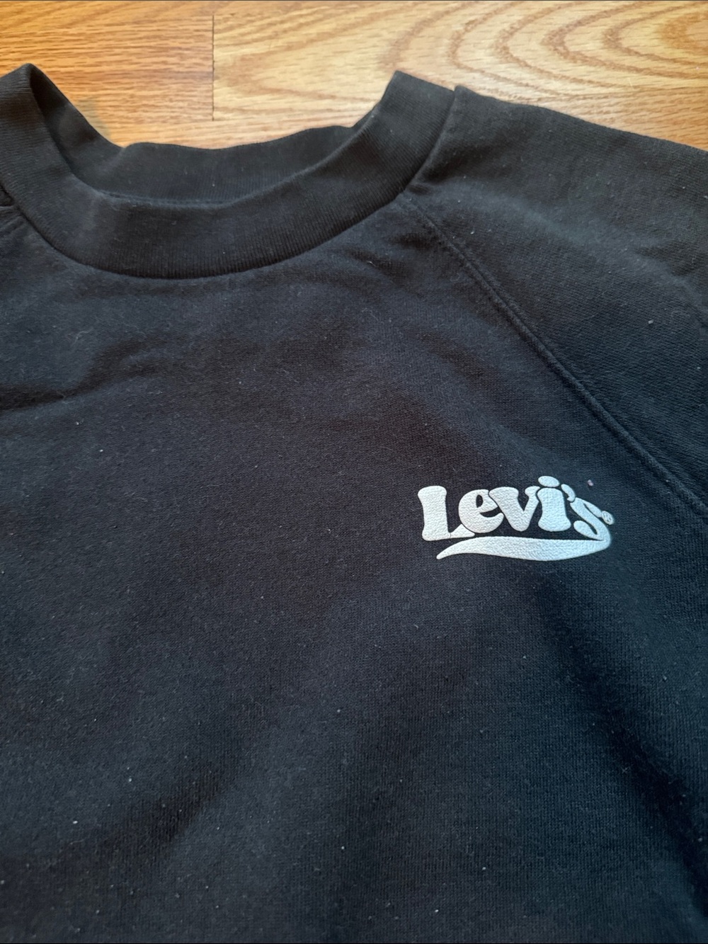 Levi's Black Crewneck Sweatshirt with Small Chest Logo - Picture 2 of 2